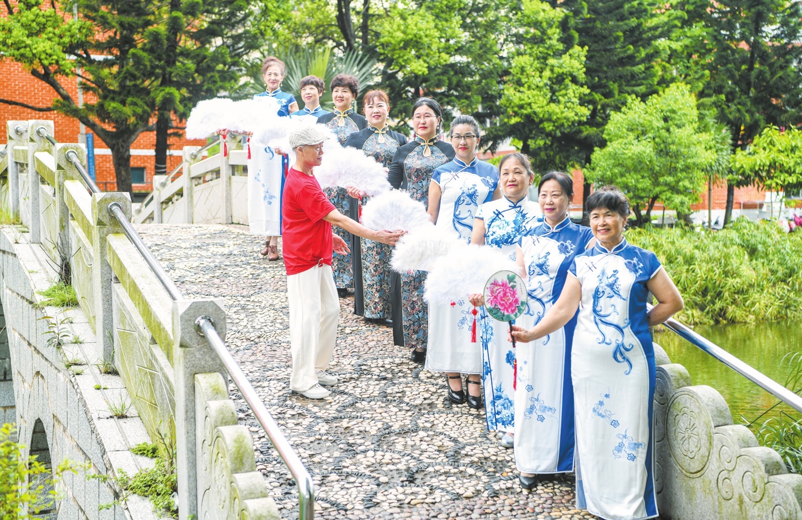 5月22日，在琼山区文坛社区，风华模特表演队的队员们正在排练走秀。记者 苏弼坤 摄