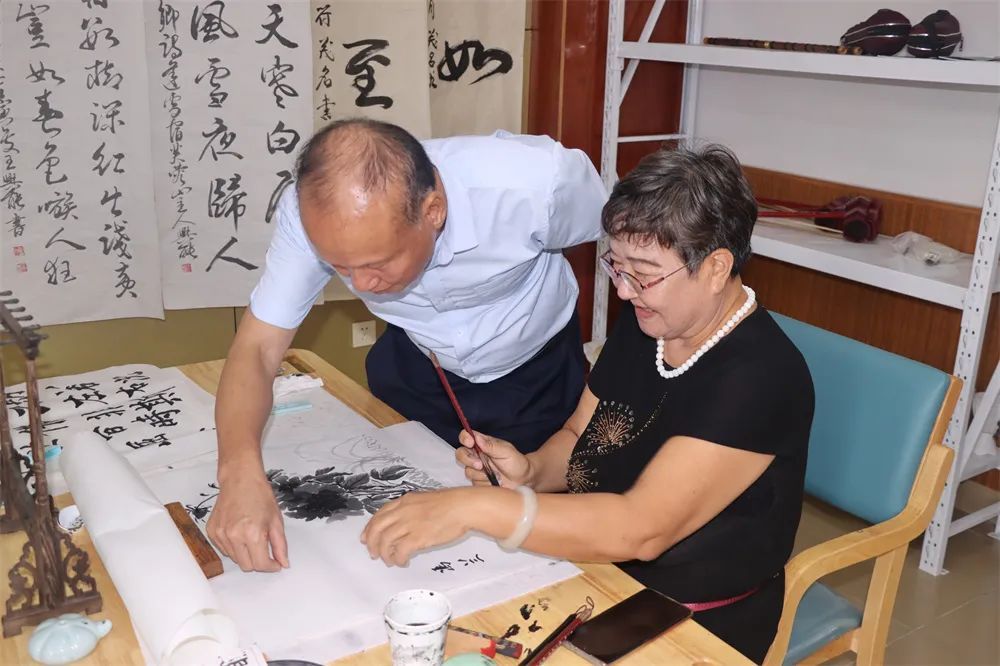 老年人们在练习书画。杨萍 摄