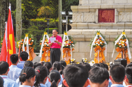 今年3月，在金牛岭公园祭奠革命英烈活动现场，琼崖革命后代代表向在场学生作宣讲。海口日报记者 康登淋 摄